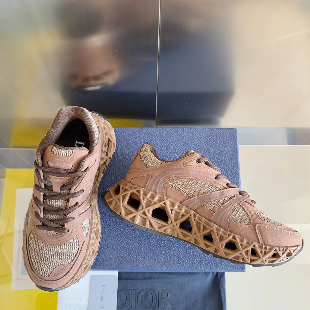 【DIOR】P:800💰 Men's 39-44. (Male 45.46 custom-made) Dior kawa Dior joint 2025ss casual sports shoes‼ ️ Reinterpret running shoes with dior’s haute couture style. b35 is made of fine-textured leather and mesh fabric materials. It can be worn in all seasons, is comfortable and breathable, and has many lines on the shoe body to outline details. It has a full retro three-dimensional feel and can create a casual look all year round!